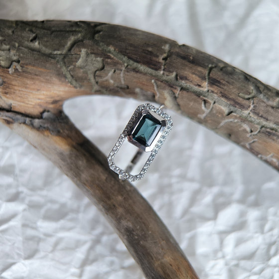Серебряное кольцо с топазом Лондон Блю 1.313ct, фианитами