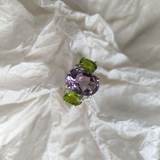 Серебряное кольцо с аметистом, хризолітом, фианитами