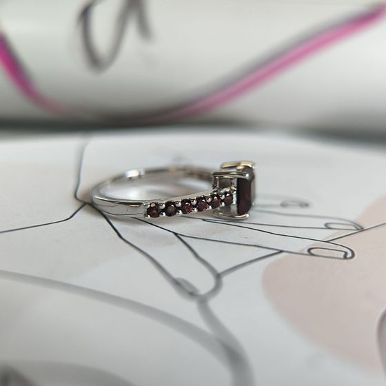 Серебряное кольцо с гранатом 2.058ct