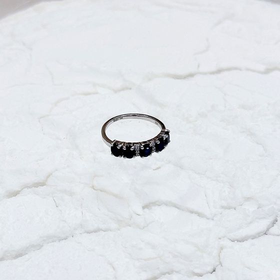 Серебряное кольцо с сапфиром 2.46ct, фианитами