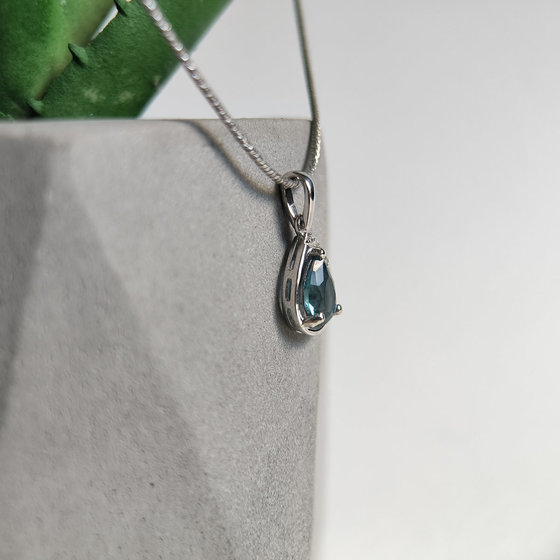 Серебряная подвеска с топазом Лондон Блю 0.844ct, фианитами
