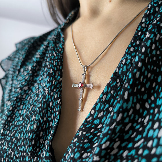 Серебряный крестик с гранатом 1.37ct, фианитами