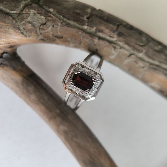 Серебряное кольцо с гранатом 1.4ct