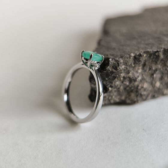 Серебряное кольцо с изумрудом 0.743ct, фианитами