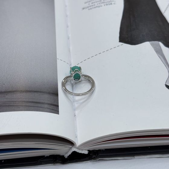 Серебряное кольцо с изумрудом 2.483ct, фианитами
