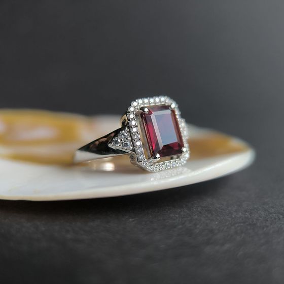 Серебряное кольцо с гранатом nano 2.582ct, фианитами