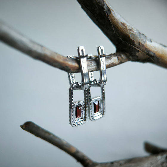 Серебряные серьги с гранатом 3.397ct