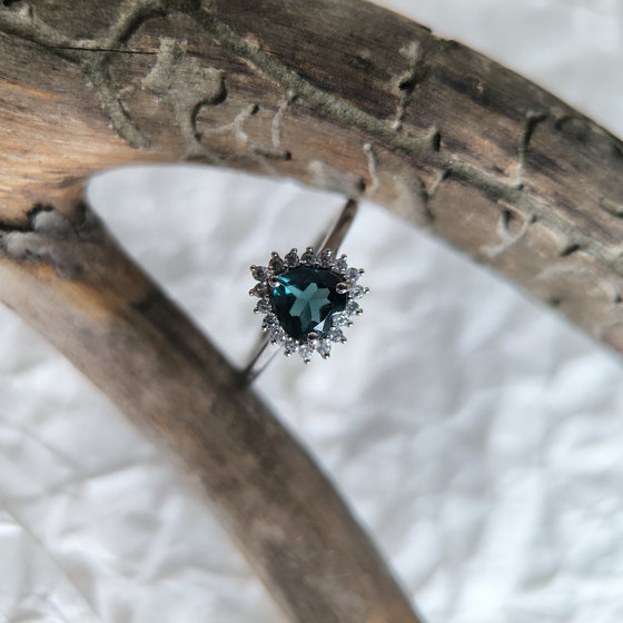 Серебряное кольцо с топазом Лондон Блю 0.949ct, фианитами
