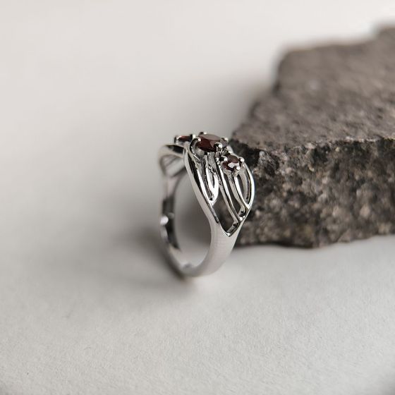 Серебряное кольцо с гранатом 0.883ct