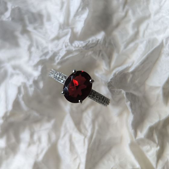 Серебряное кольцо с гранатом nano, фианитами
