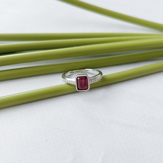 Серебряное кольцо с рубином 1.745ct