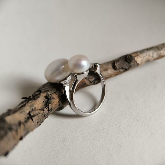 Серебряное кольцо с жемчугом барочным, фианитами