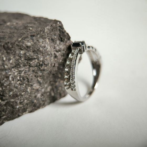 Серебряное кольцо с сапфиром 0.66ct, фианитами