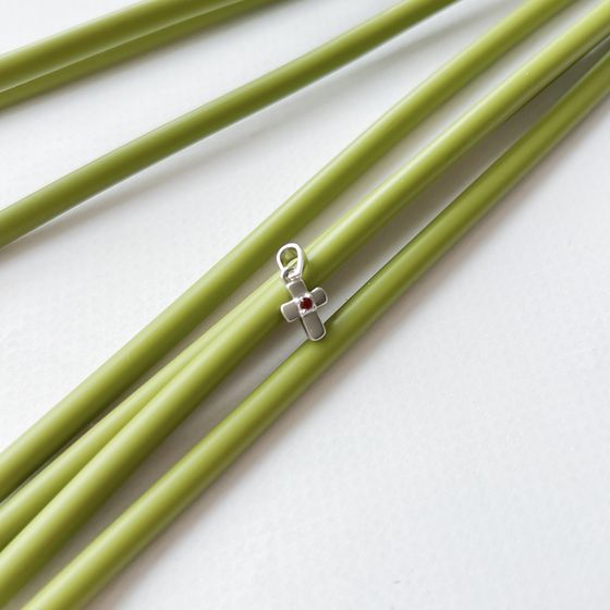 Серебряный крестик с гранатом 0.045ct