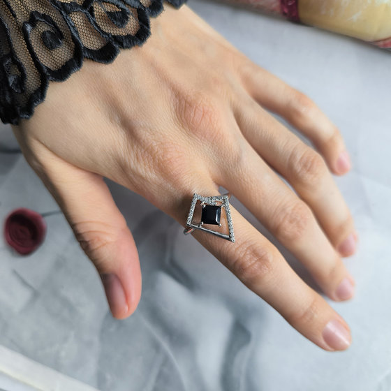 Серебряное кольцо с сапфиром 1.755ct, фианитами