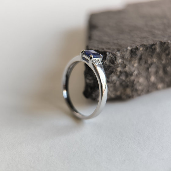 Серебряное кольцо с сапфиром 0.444ct, фианитами