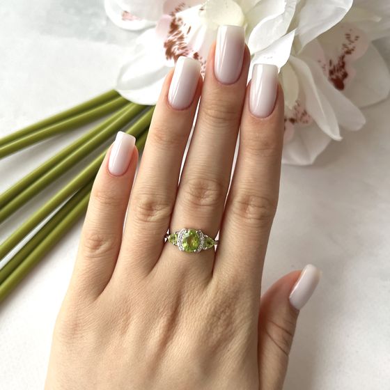 Серебряное кольцо с хризолітом 1.742ct, фианитами
