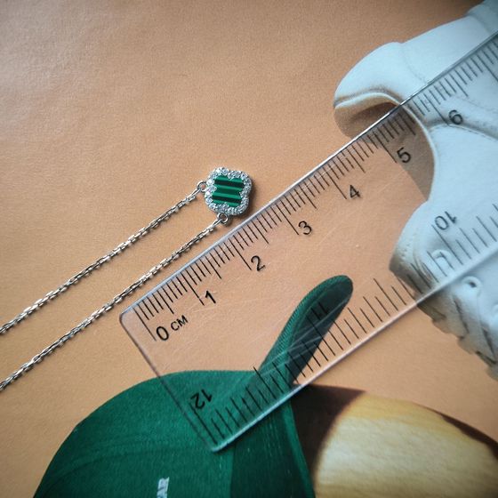 Серебряное колье с малахитом, фианитами