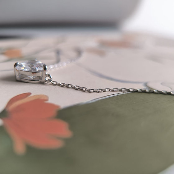 Серебряное колье с фианитами