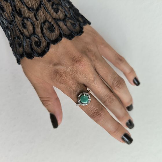 Серебряное кольцо с изумрудом, фианитами