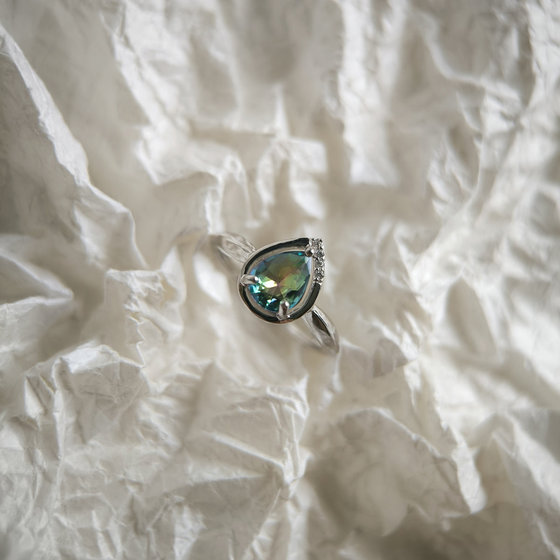 Серебряное кольцо с мистик топазом 0.828ct, фианитами
