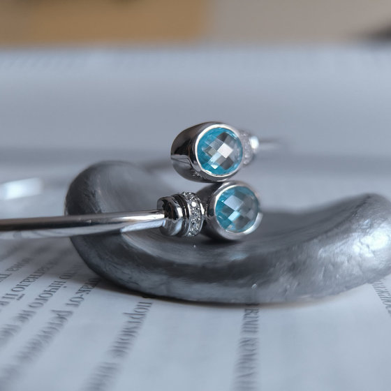 Серебряный браслет с топазом 2.996ct, фианитами