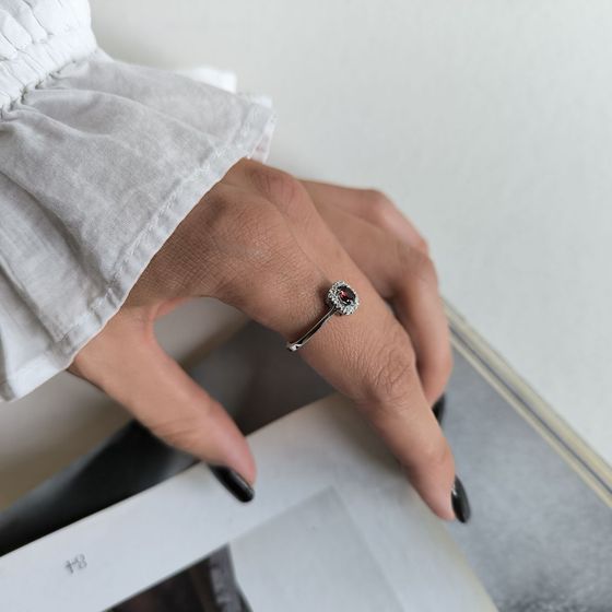 Серебряное кольцо с гранатом 0.408ct, фианитами