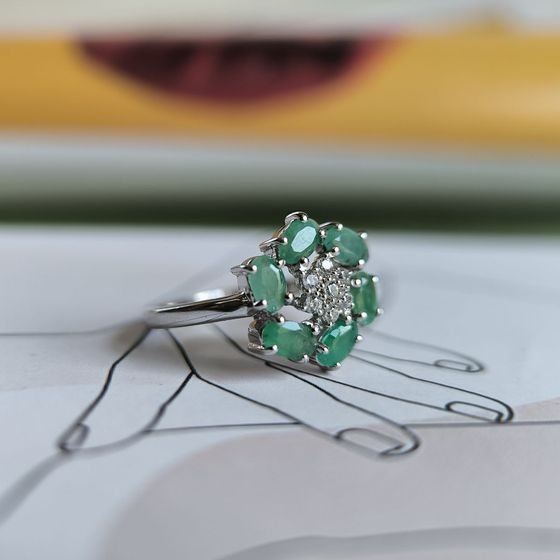 Серебряное кольцо с изумрудом, фианитами