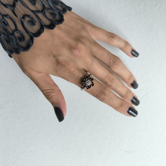 Серебряное кольцо с гранатом 1.998ct, фианитами