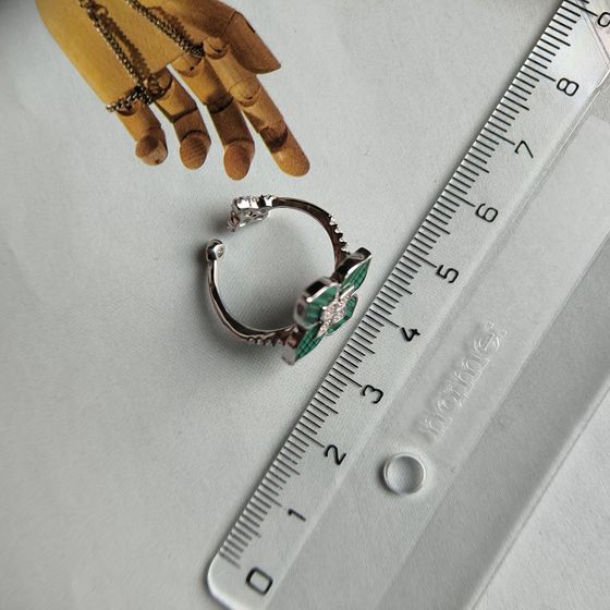 Серебряное кольцо с малахитом, фианитами