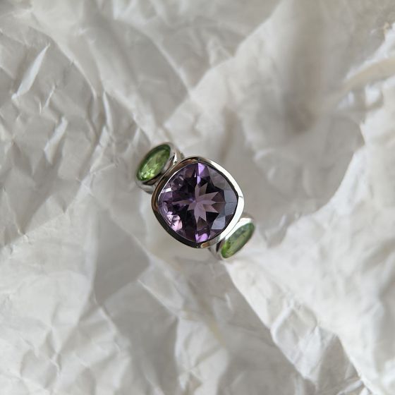 Серебряное кольцо с аметистом, хризолітом