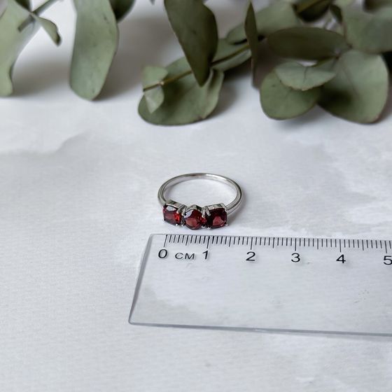 Серебряное кольцо с гранатом 2.242ct