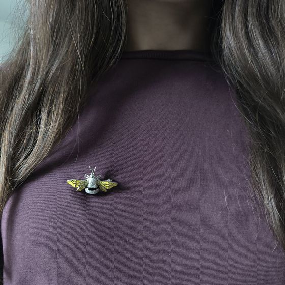 Серебряная брошка с емаллю, фианитами