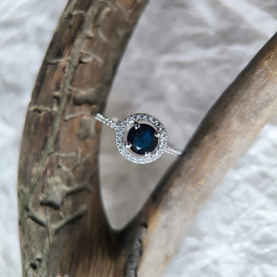 Серебряное кольцо с сапфиром nano