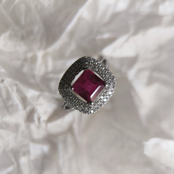 Серебряное кольцо с рубином 3.673ct, фианитами