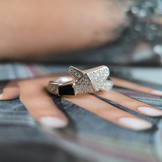 Серебряное кольцо с фианитами, емаллю