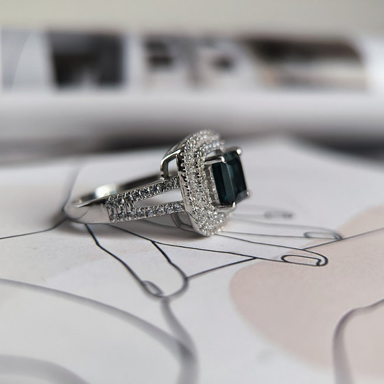 Серебряное кольцо с топазом Лондон Блю 2.513ct, фианитами