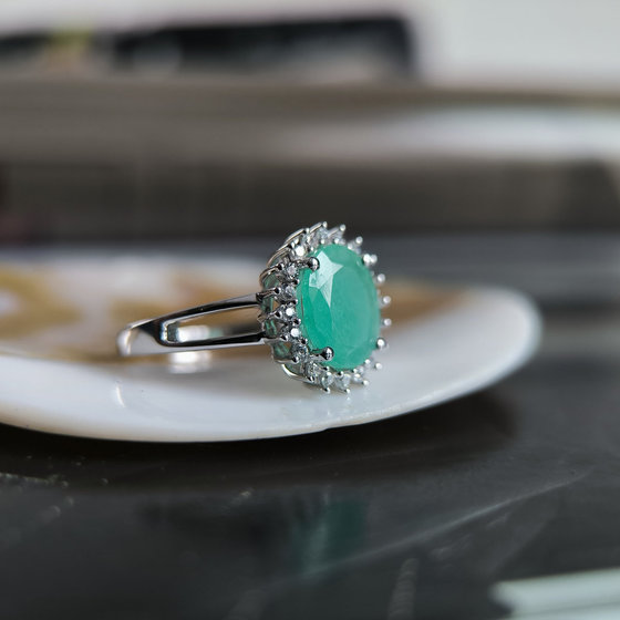 Серебряное кольцо с изумрудом 2.836ct, фианитами