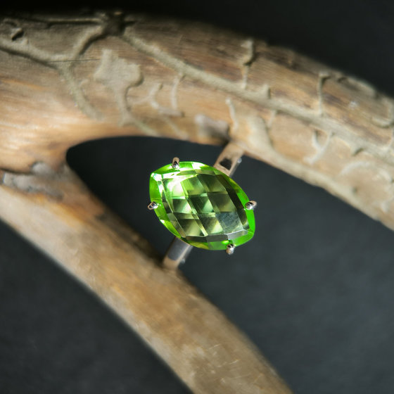 Серебряное кольцо с хризолітом 4.855ct