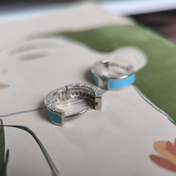 Серебряные серьги с фианитами, емаллю