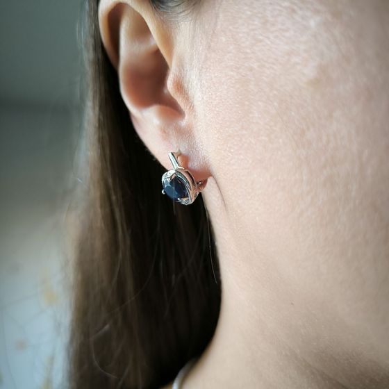 Серебряные серьги с сапфиром 3.565ct, фианитами