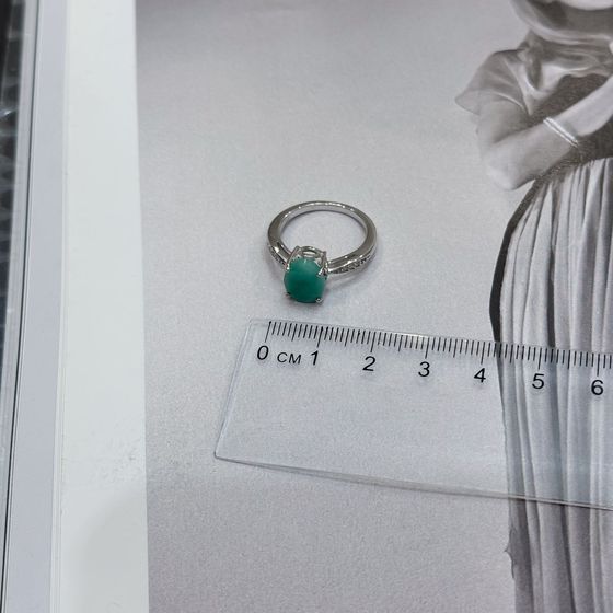 Серебряное кольцо с изумрудом 2.483ct, фианитами