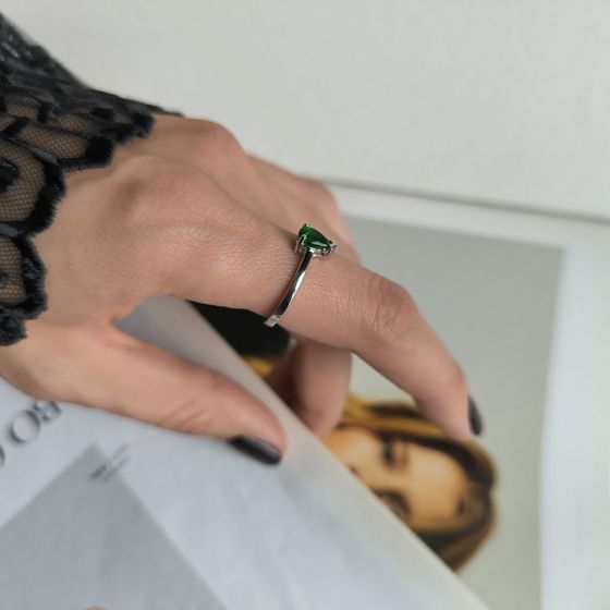 Серебряное кольцо с изумрудом nano