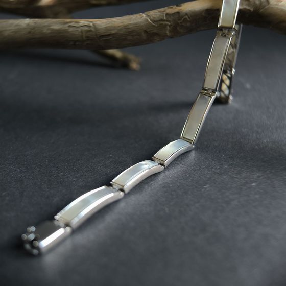 Серебряный браслет с перламутром