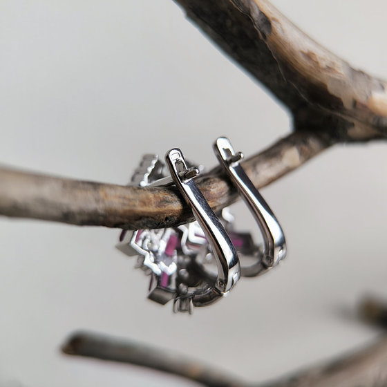 Серебряные серьги с рубином 6.107ct, фианитами