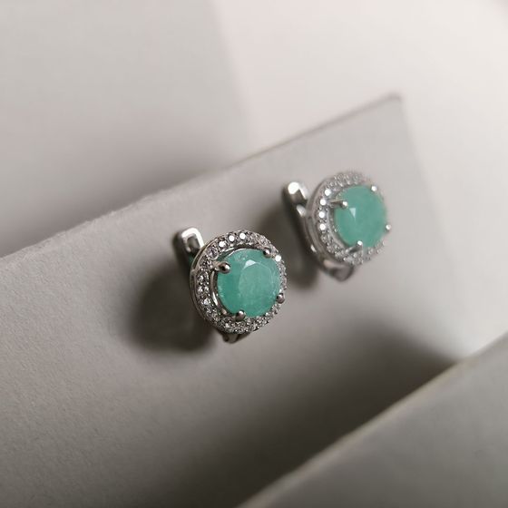 Серебряные серьги с изумрудом, фианитами