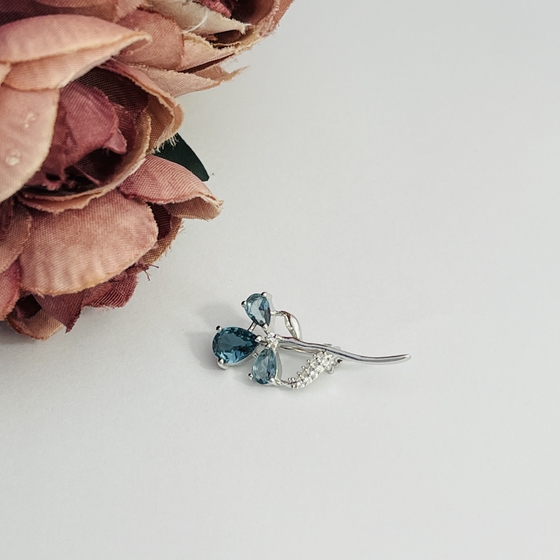 Серебряная брошка с топазом Лондон Блю 1.347ct