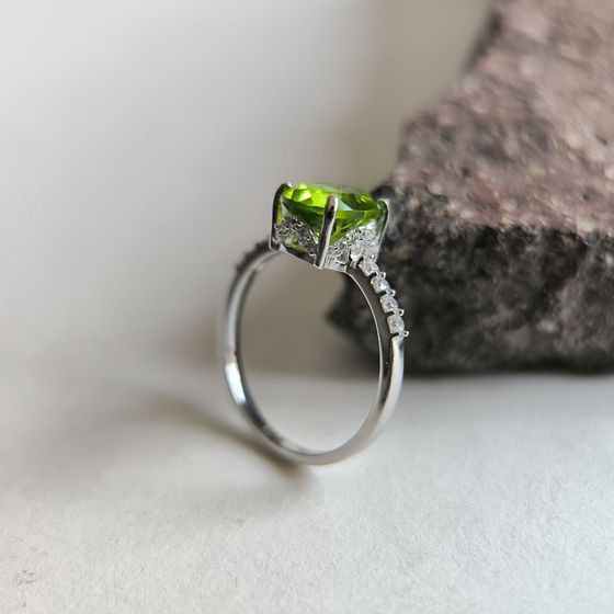 Серебряное кольцо с хризолітом