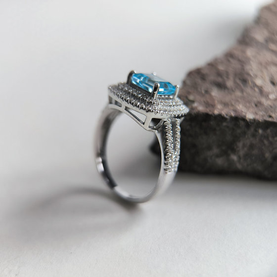 Серебряное кольцо с топазом 3.289ct, фианитами