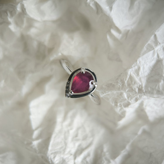 Серебряное кольцо с рубином 1.513ct, фианитами